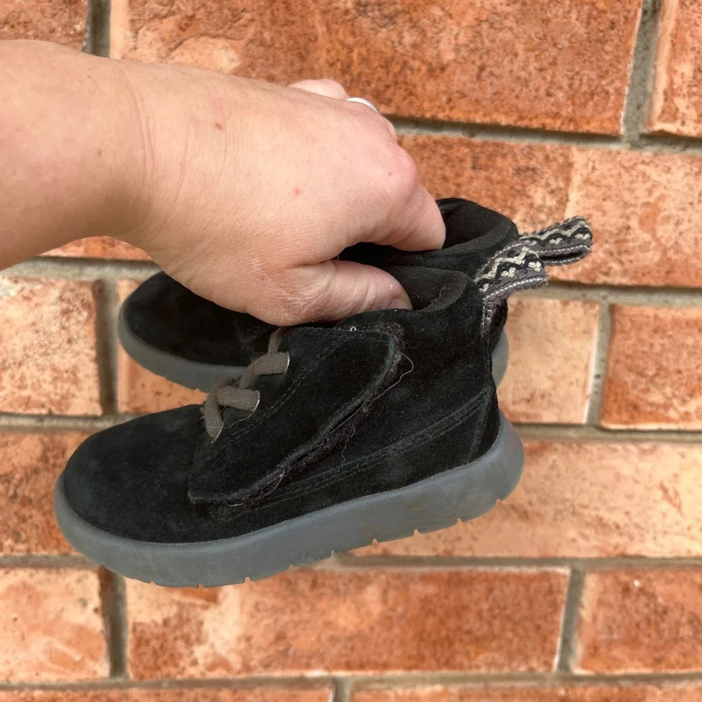 Ugg Toddler Girl Velcro Tennis shoes - Picture 3 of 6